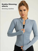 Jaqueta esportiva feminina de manga comprida, modelo slim fit, com gola alta, ideal para treino e corrida. Recomendado para celebridades da internet.