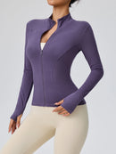 Jaqueta esportiva feminina de manga comprida, modelo slim fit, com gola alta, ideal para treino e corrida. Recomendado para celebridades da internet.