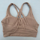 Top esportivo feminino de cor sólida com costas cruzadas macias, ideal para fitness, ioga e outras atividades físicas. Reforço de alta resistência e à prova de choque. Possui bojo para os seios.