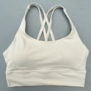 Top esportivo feminino de cor sólida com costas cruzadas macias, ideal para fitness, ioga e outras atividades físicas. Reforço de alta resistência e à prova de choque. Possui bojo para os seios.