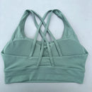 Top esportivo feminino de cor sólida com costas cruzadas macias, ideal para fitness, ioga e outras atividades físicas. Reforço de alta resistência e à prova de choque. Possui bojo para os seios.