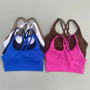 Top esportivo feminino de cor sólida com costas cruzadas macias, ideal para fitness, ioga e outras atividades físicas. Reforço de alta resistência e à prova de choque. Possui bojo para os seios.