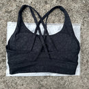 Top esportivo feminino de cor sólida com costas cruzadas macias, ideal para fitness, ioga e outras atividades físicas. Reforço de alta resistência e à prova de choque. Possui bojo para os seios.